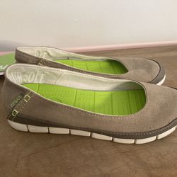 Crocs women’s 8 NWT khaki stretch sole flat shoes relaxed fit