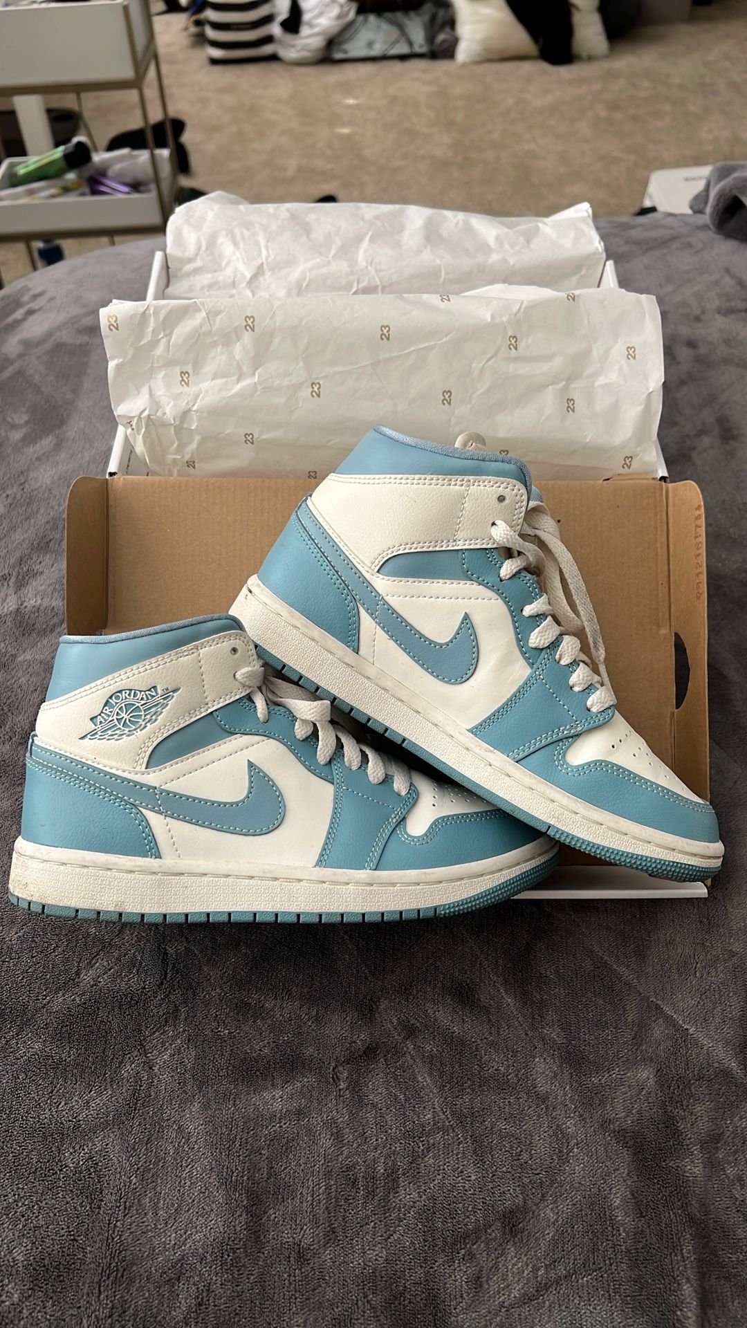 Air Jordan 1 Mid University Blue - Wmns 6