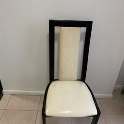  Chairs And Corner Lucite Tables  20 Dolars P/chair And 50 For The Tables 