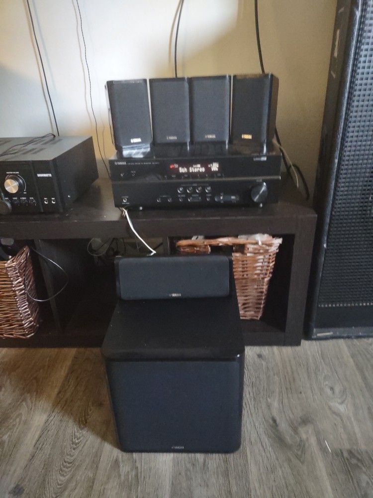 YAMAHA RX-V377 RECEIVER W/6 YAMAHA SPEAKERS 
