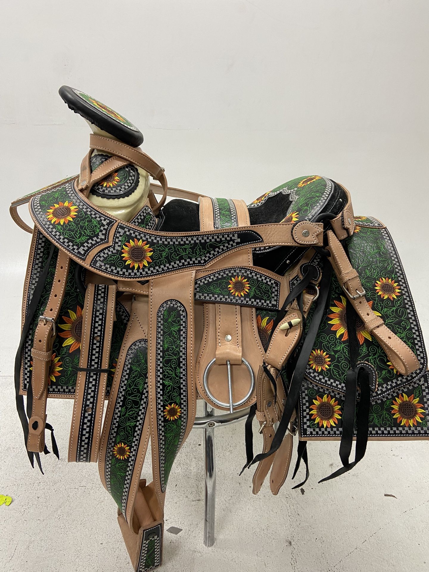 Nueva Montura Charra Bordada Con Cantinas Cuadradas