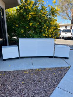 3 piece white bedroom set ( can deliver for $10 )