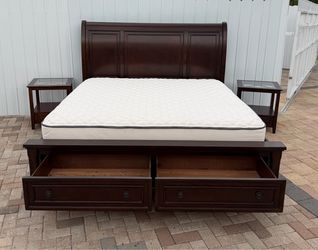 Beautiful King size bed with 2 night table, mattress included for free. Delivery available for an additional cost.