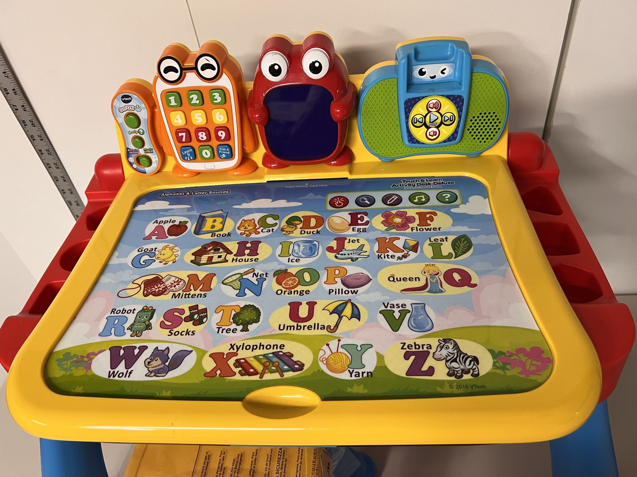 Pre owned Vtech Touch Learn Activity Desk Deluxe w/ Sets