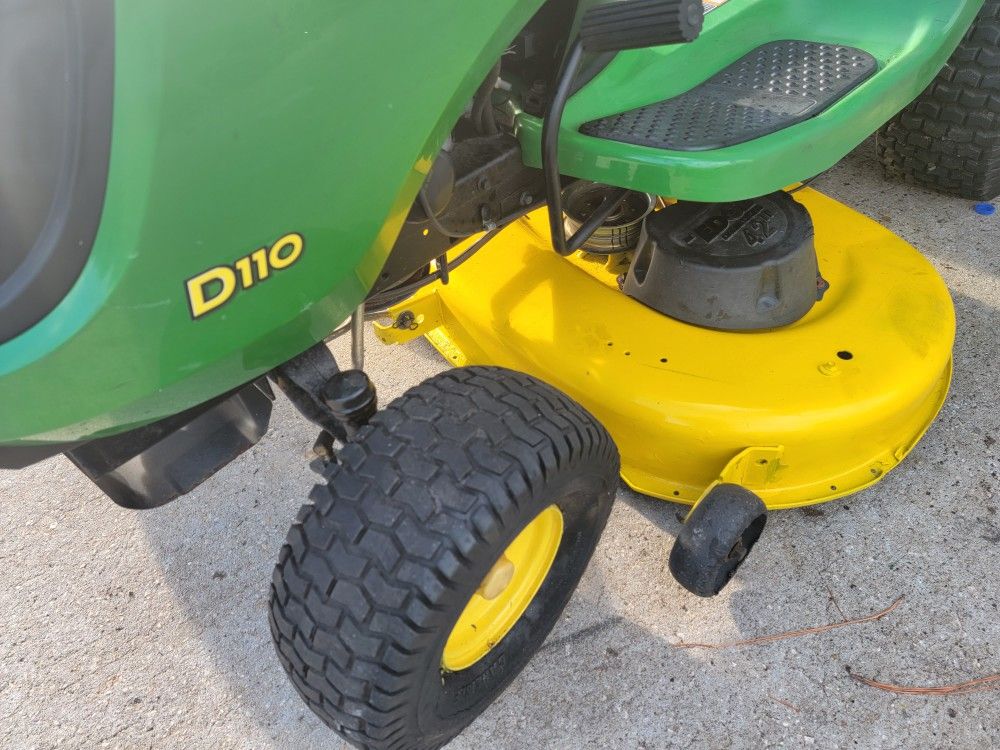 John Deere D110 riding lawn mower, 19hp engine, 42" deck and auto