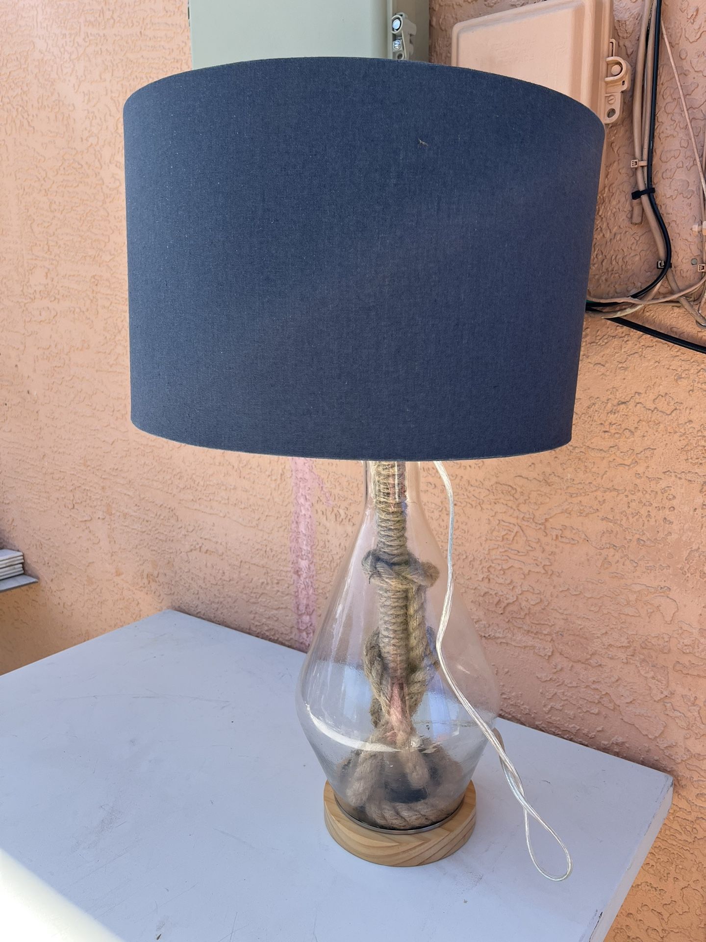 Very pretty large glass lamp, its base with a very original rope ornament inside the container measures 26 1/2 inches high and the shade is 16 inches