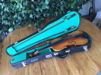 Lark Violin with Case and two Bows