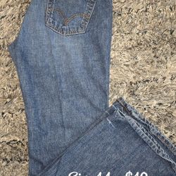 Woman's Levis Size 14m