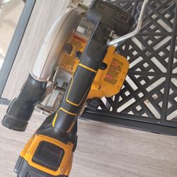 Serrucho DeWalt De 6 1/2 Con Pila 5AH