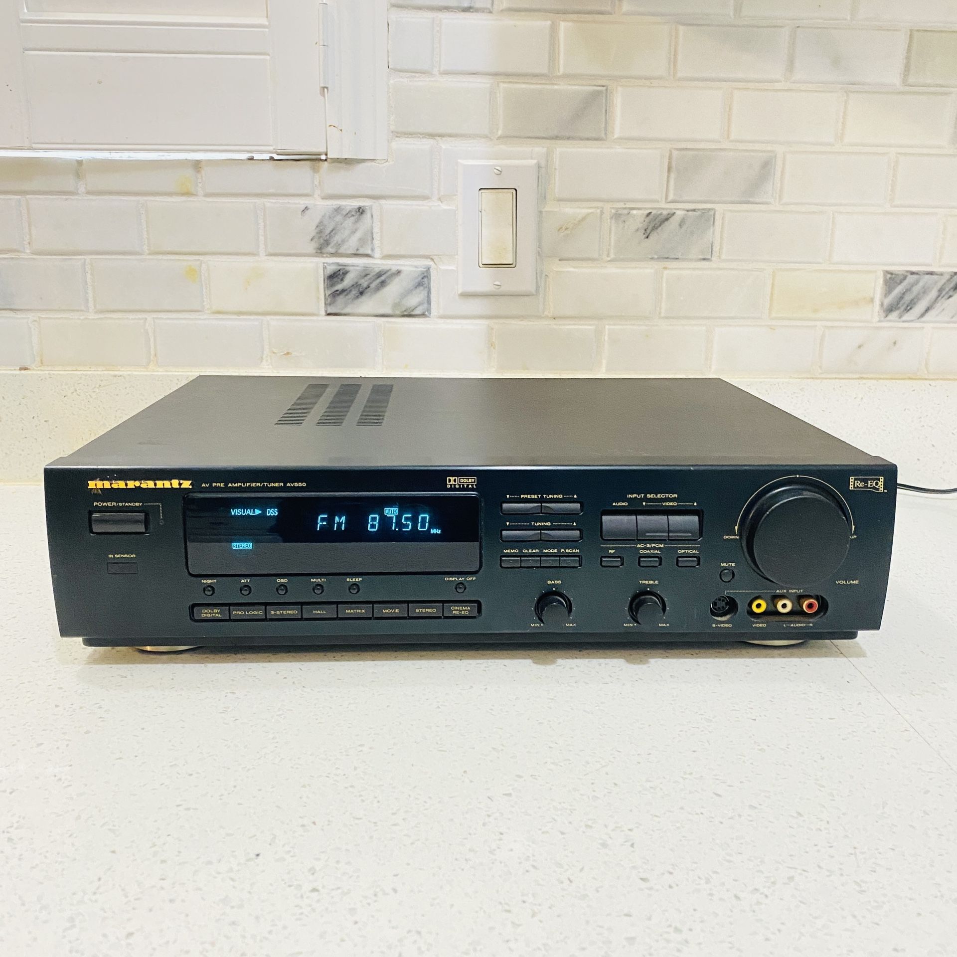 Marantz AV-550 Preamplifier/Tuner Surround Sound Processor w/ AC-3 RF Input