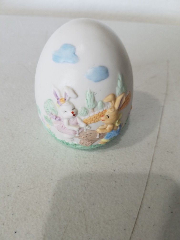 CERAMIC OR PORCELAIN EASTER EGG