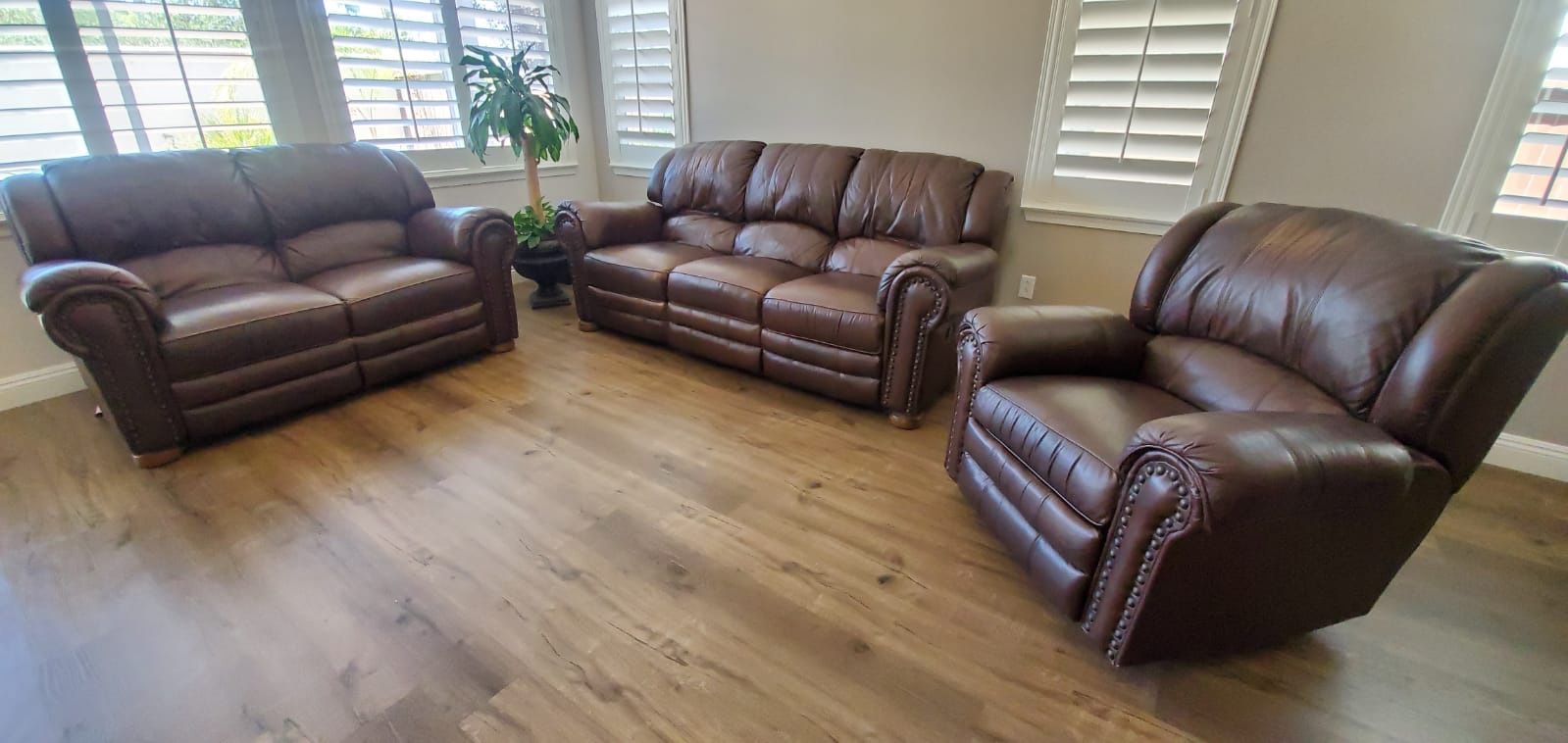 Selling living room set : 100% leather 3 piece 5 recliner