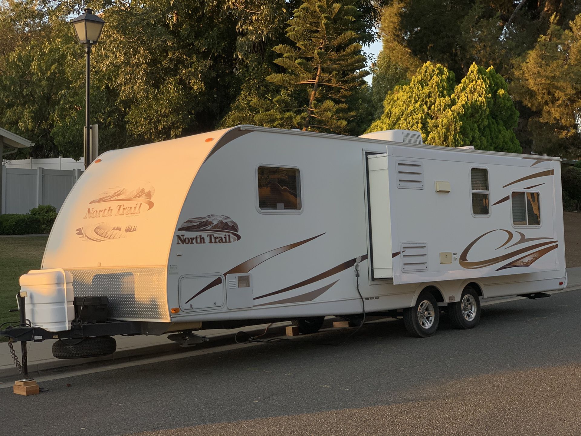 2009 North Trail Trailer 31 FT W / Slide Out - CLEAN