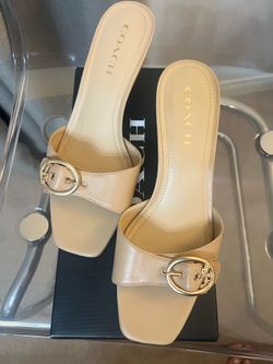 BRAND NEW Coach cream leather sandals with gold buckle detail, size US 10
