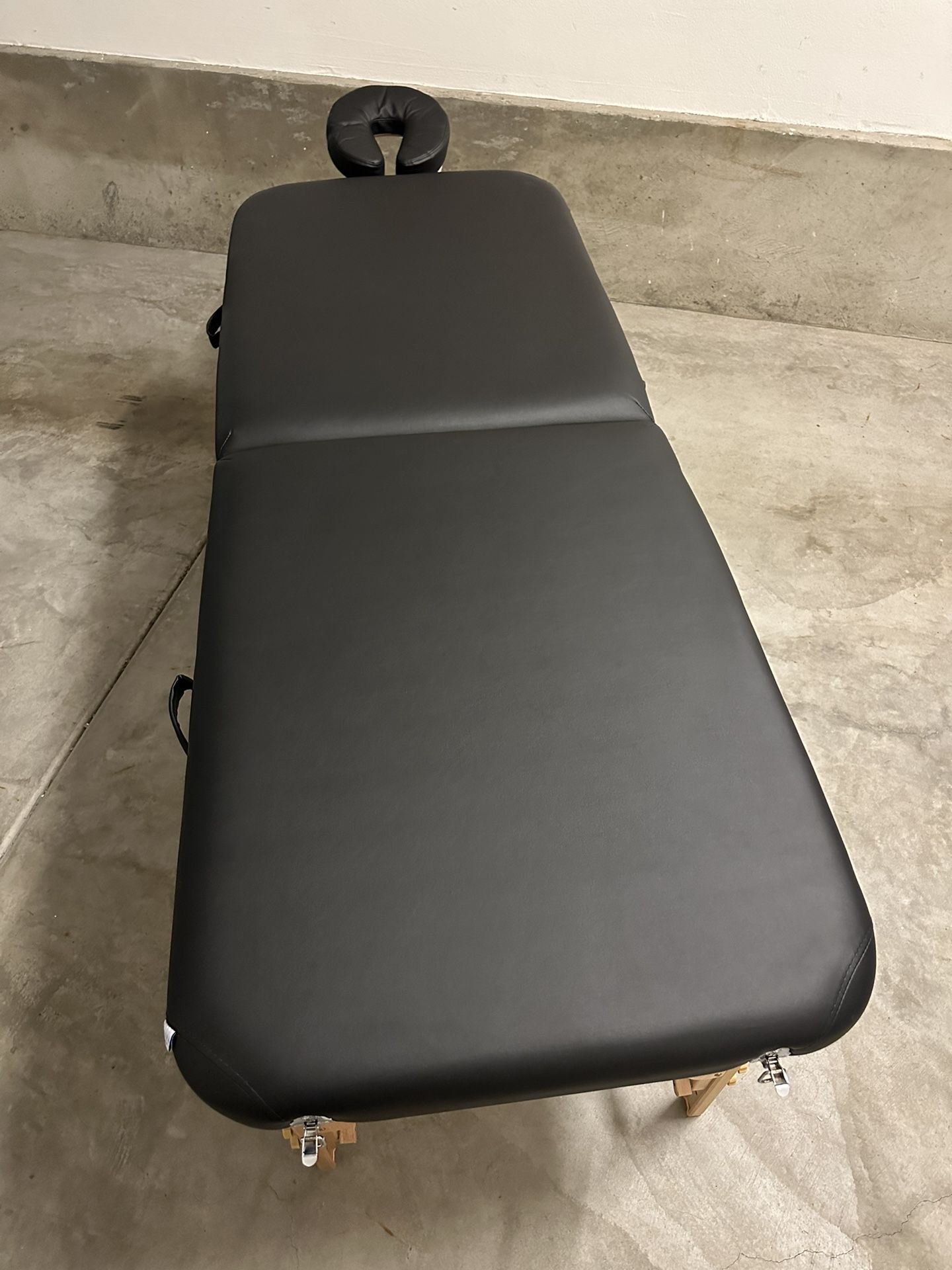 Sierra Comfort Portable Massage Table for Sale in Irvine, CA OfferUp