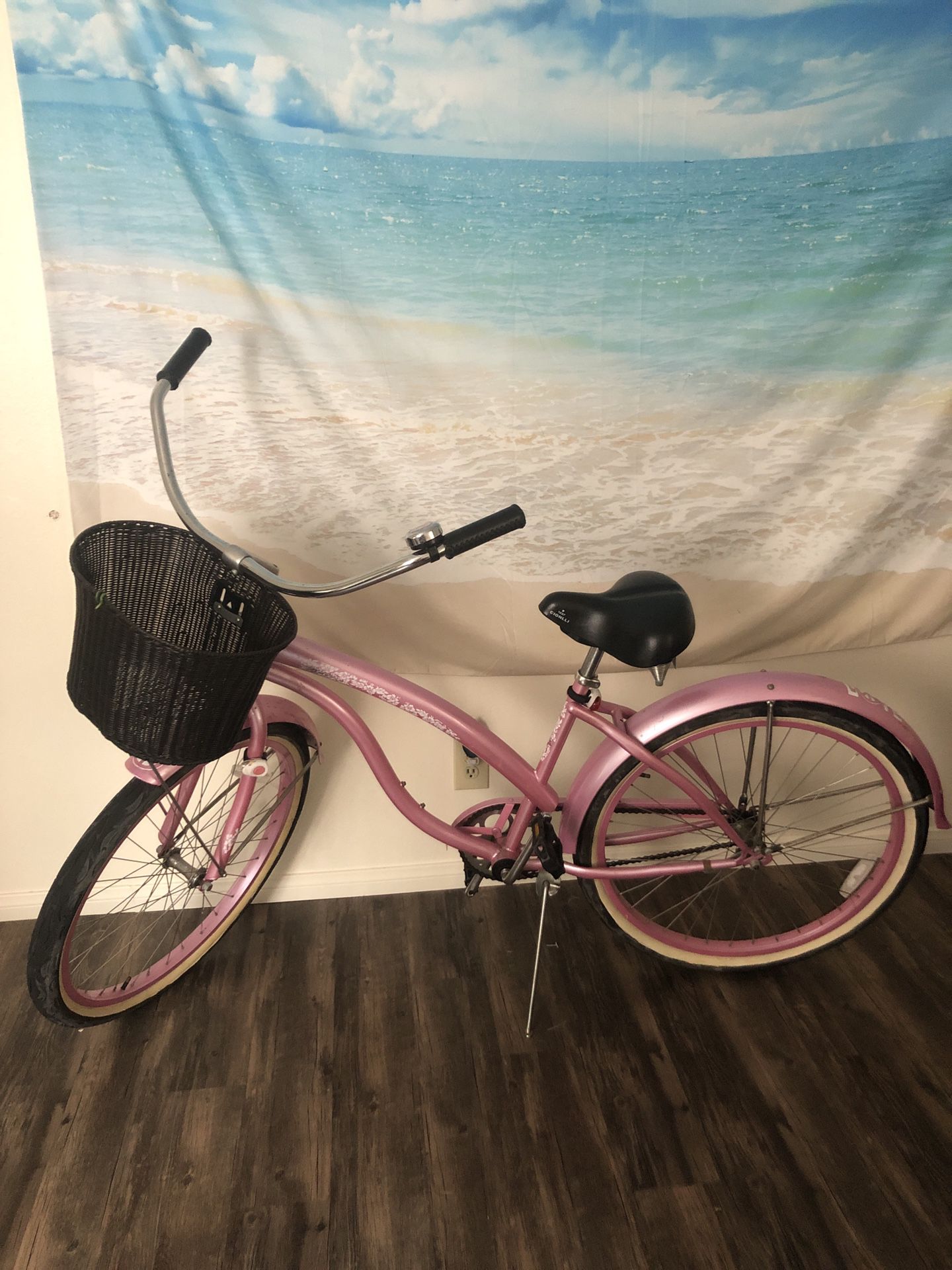 Cute beach cruiser with basket + new bike lock