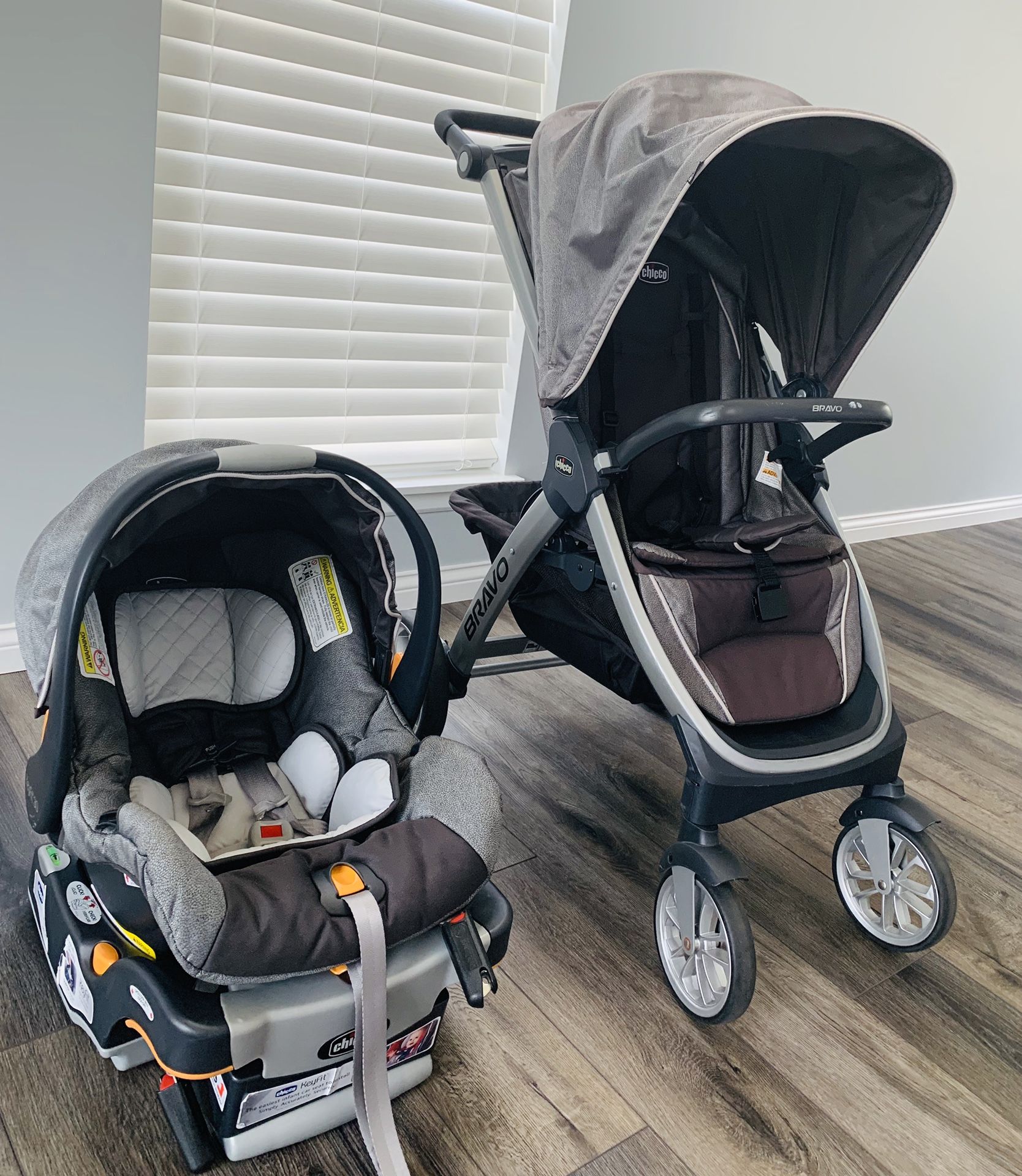 Chicco Bravo trio travel sistem stroller with car seat and base