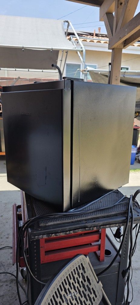Hisense Mini  Cooler  Works Great 