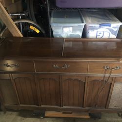 MAGNAZOX DRESSER RADIO RECORD PLAYER