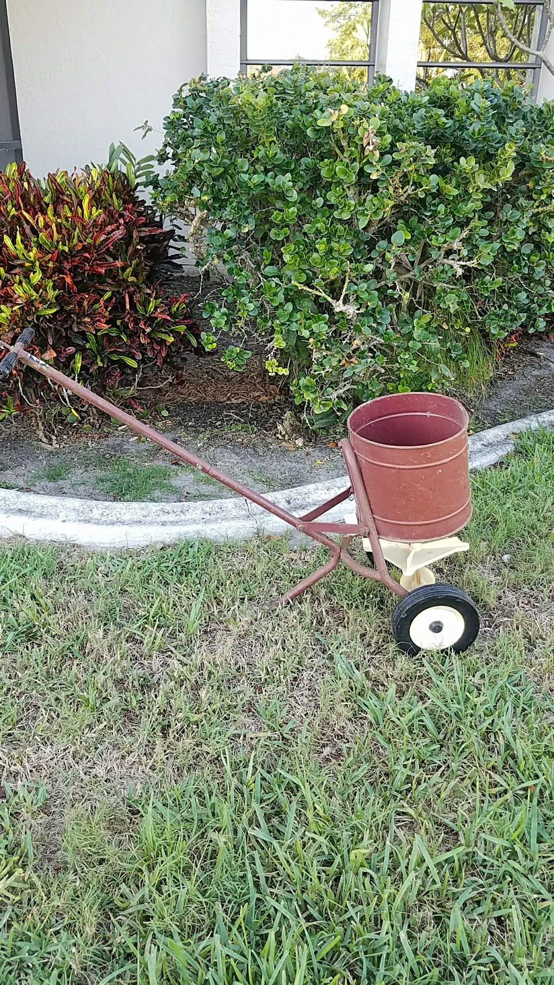 VINTAGE SEARS METAL SPREADER - WORKS GREAT!