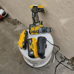 Taladro Con Dos Baterías Y Cargador 