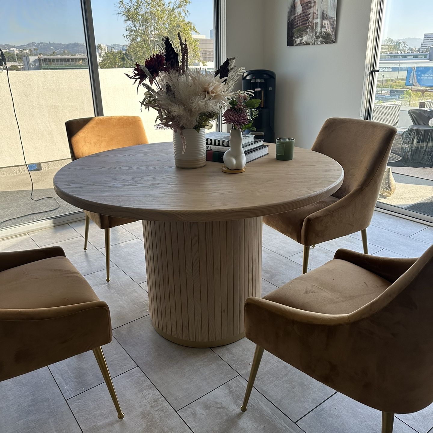 TOV Dining table & chairs - Excellent Condition 