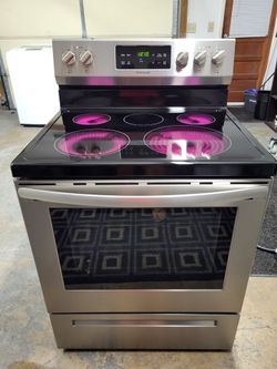 2023 Frigidaire glasstop stove (delivery available)