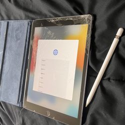 iPad 8th Gen Cracked Screen With Apple Pencil 