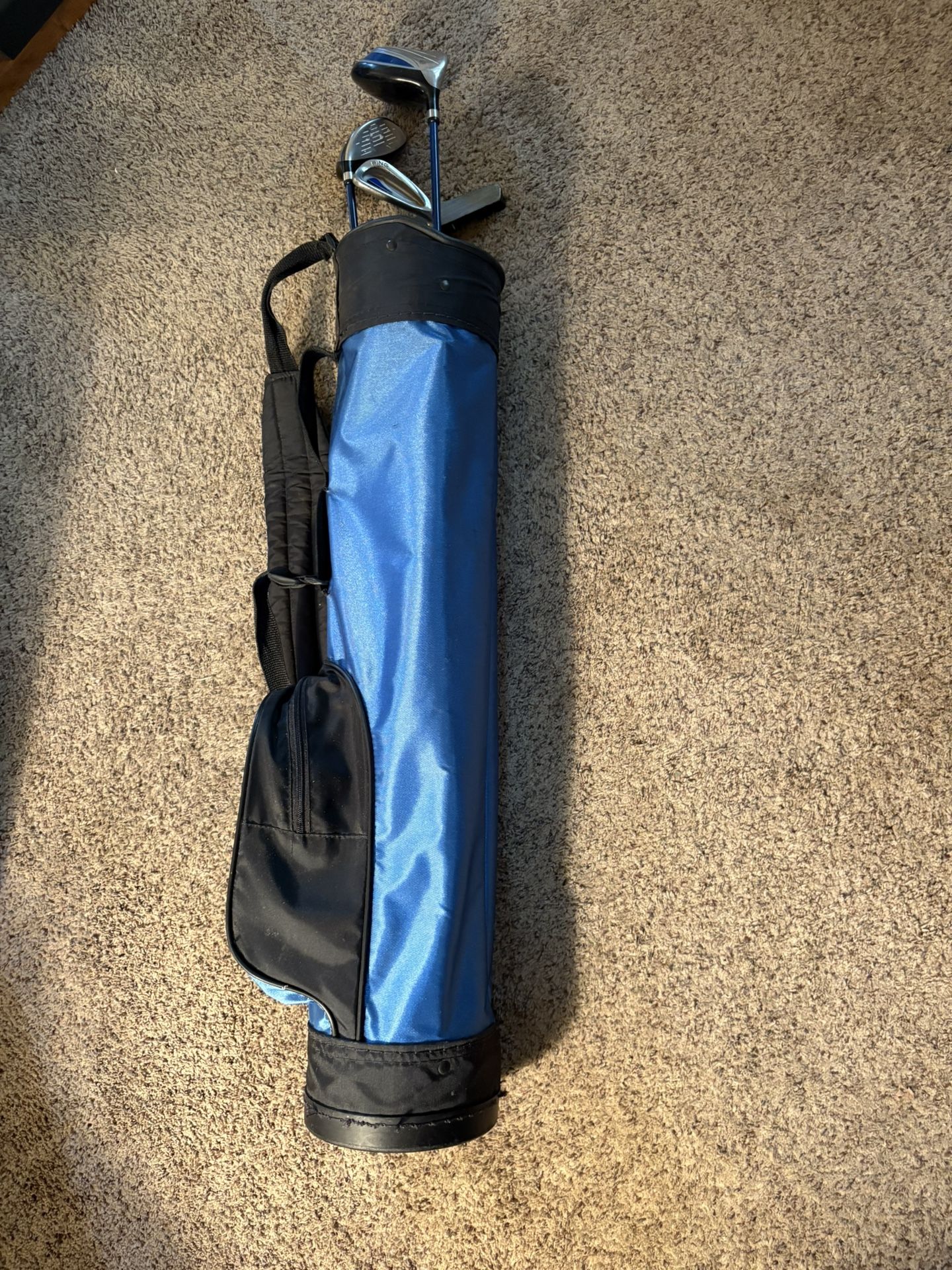 (5) PING Moxie Jr. RH golf clubs w/ nylon golf bag