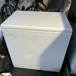 Hot point 6.9 Cubic Ft Manual Defrost Chest Freezer 