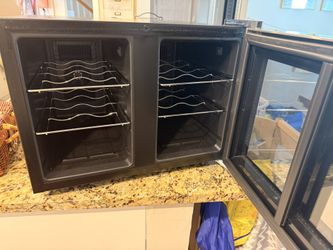 Wine Enthusiast 12-Bottle Dual Zone Wine Fridge / Wine Cooler – Excellent Condition