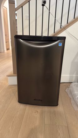 Danby mini fridge 4.4 cu