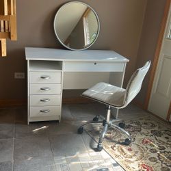 Desk With Chair 