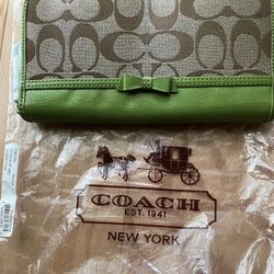 COACH Accordion Zip Wallet (Brand NEW) In Signature Bow Canvas