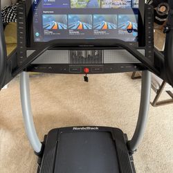 NordicTrack Treadmill x32i - 1 Year Old - Cracked Frame 