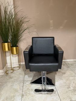 Black Hydraulic Salon Styling Chair