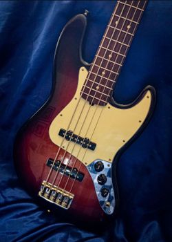 Fender USA 5 Made Professional Sunburst Jazz Bass 2017 Fully Set Up New Strings Amazing Condition