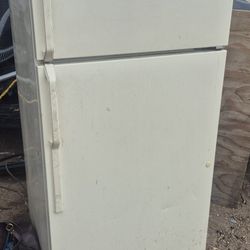 GE Refrigerator  Works 