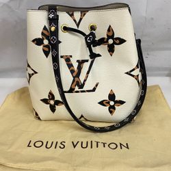 Louis Vuitton Monogram Giant Jungle NeoNoe MM Bucket Bag (CMP127978)