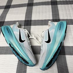Size 9 tried on Nike Vomero 18 Geode teal