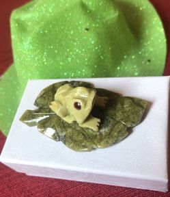 Statue ornament carved jade frog on a leaf