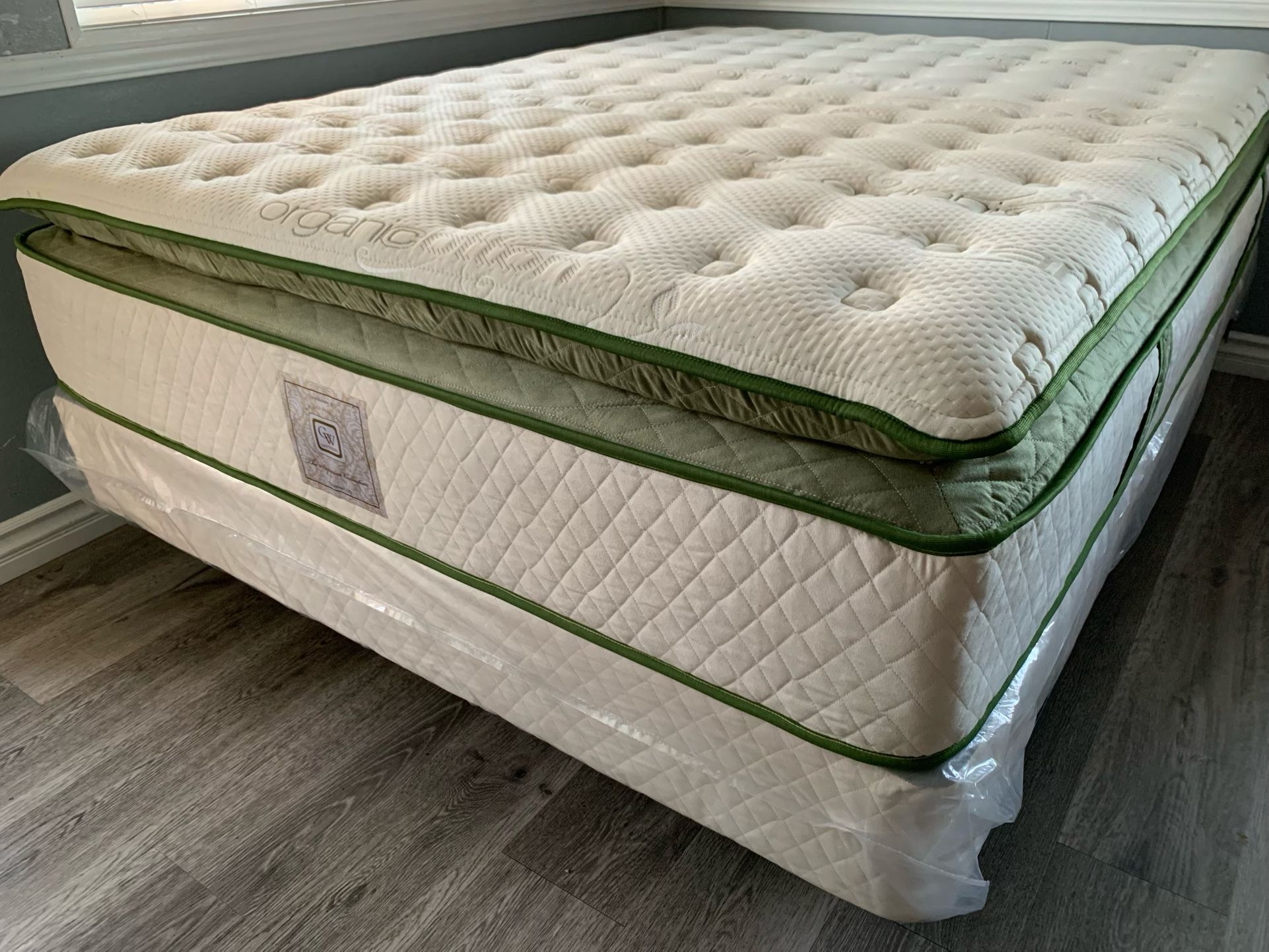 Queen elite organic hybird gel pillow top mattress and Boxspring