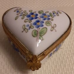 Heart-shaped Porcelain Pill Trinket Box Dish For 19th Century Blue Forget Me Not Floral Bouquet