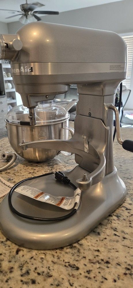 Brand New KITCHEN AID STAND MIXER