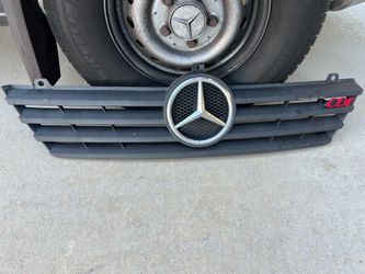 2004 to 2006 Mercedes Benz (Dodge) Sprinter front grille