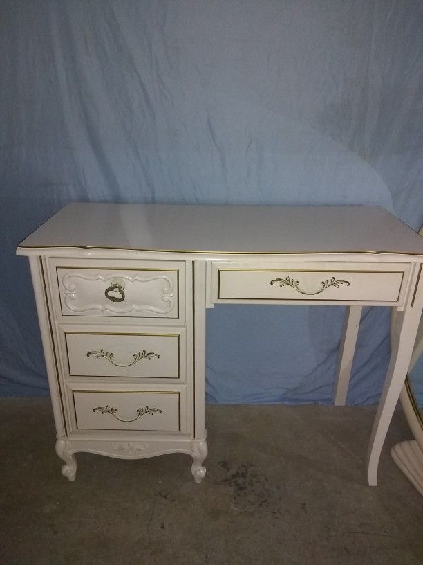 Lea French Provincial Desk with Hutch $850