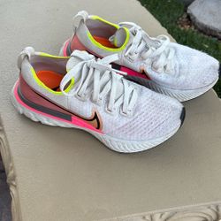 USED NIKE TENNIS SHOES