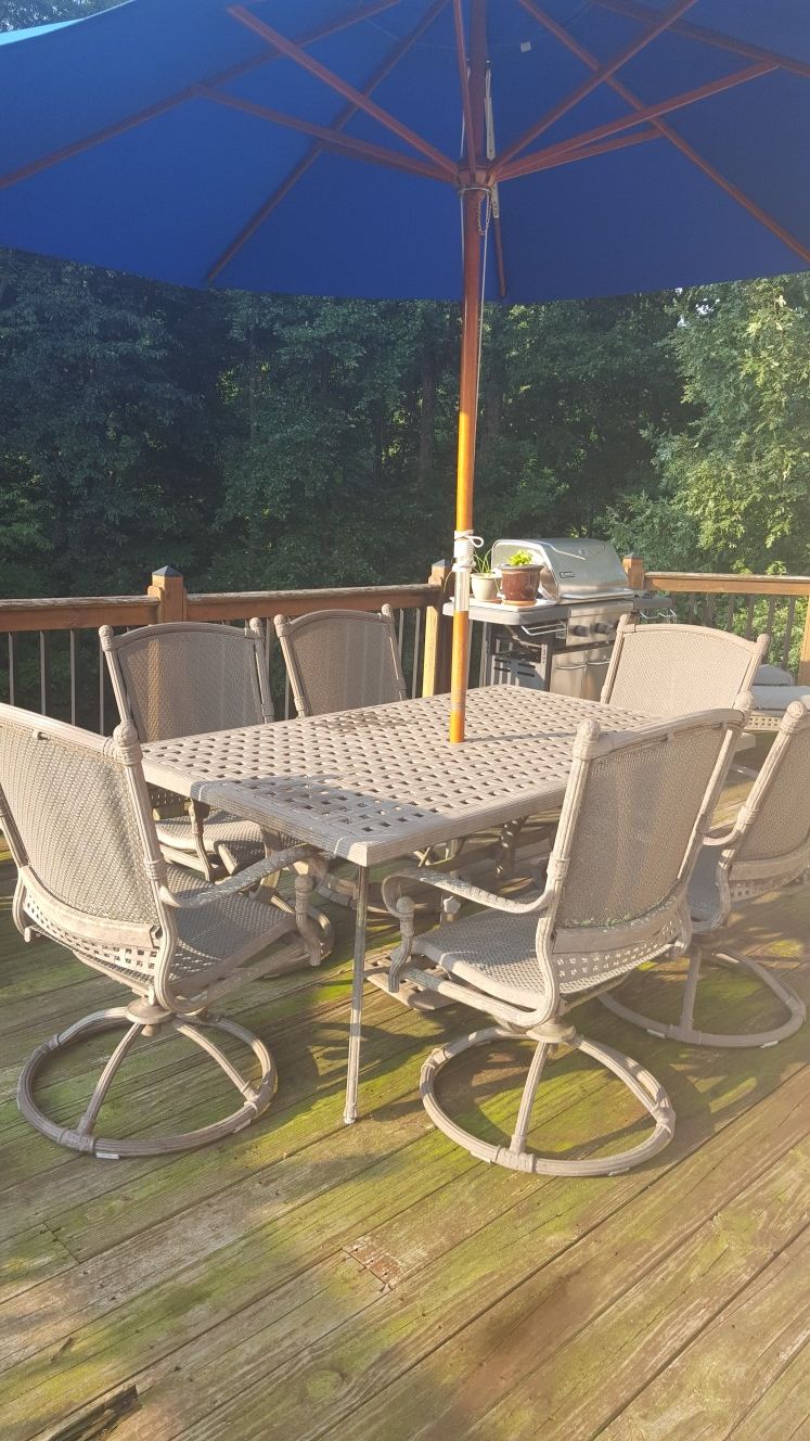 Outdoor table, 6 swivel chairs, 2 stands. In good shape!