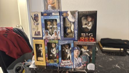 8 bobble heads plus Cody bellinger bigshot ballers