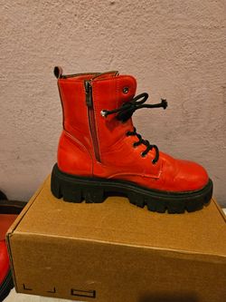 Women's red boot size 9. Used